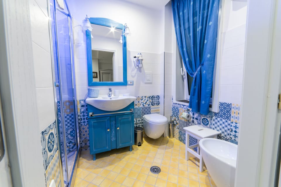 Shower, rainfall showerhead, free toiletries, hair dryer