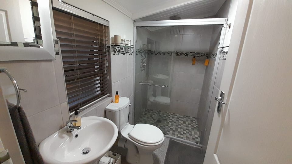 Bachelor Flat | Bathroom shower