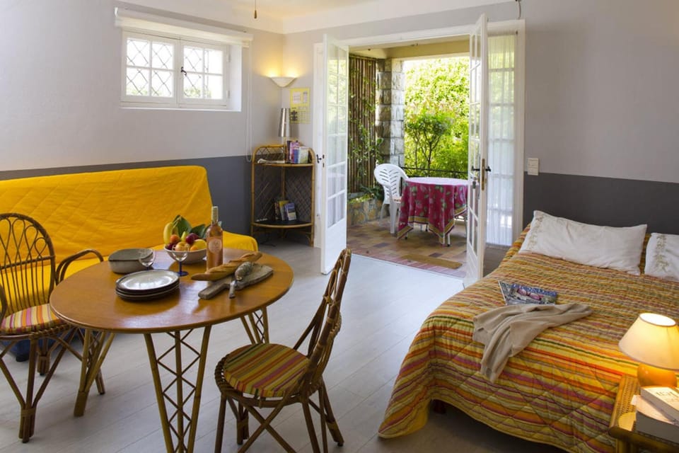 Blackout drapes, free WiFi