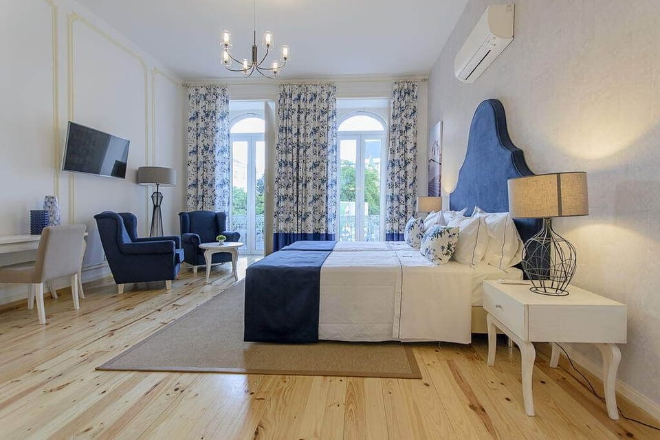 Deluxe Suite (Bleu) | Individually decorated, individually furnished, blackout drapes