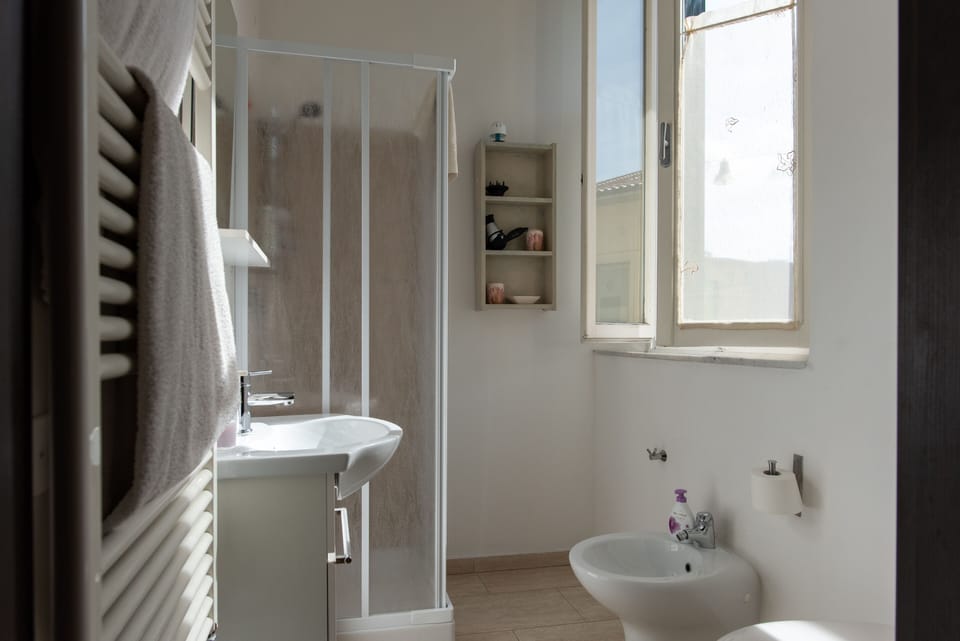 City Room | Bathroom | Shower, rainfall showerhead, free toiletries, towels