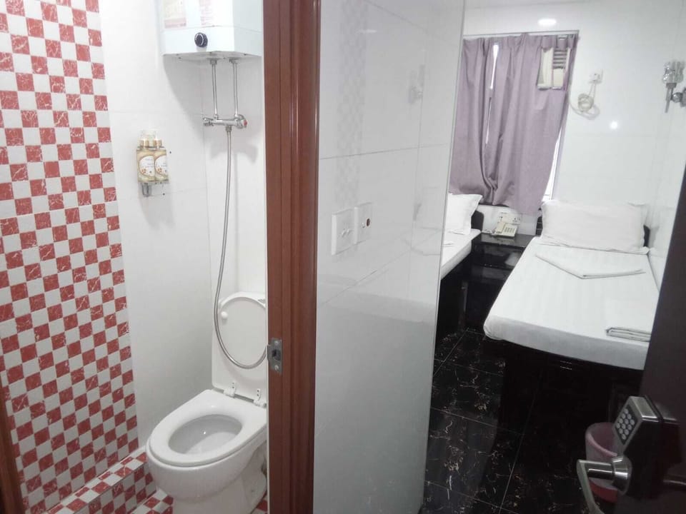 Twin Room | Bathroom | Shower, free toiletries, slippers, towels