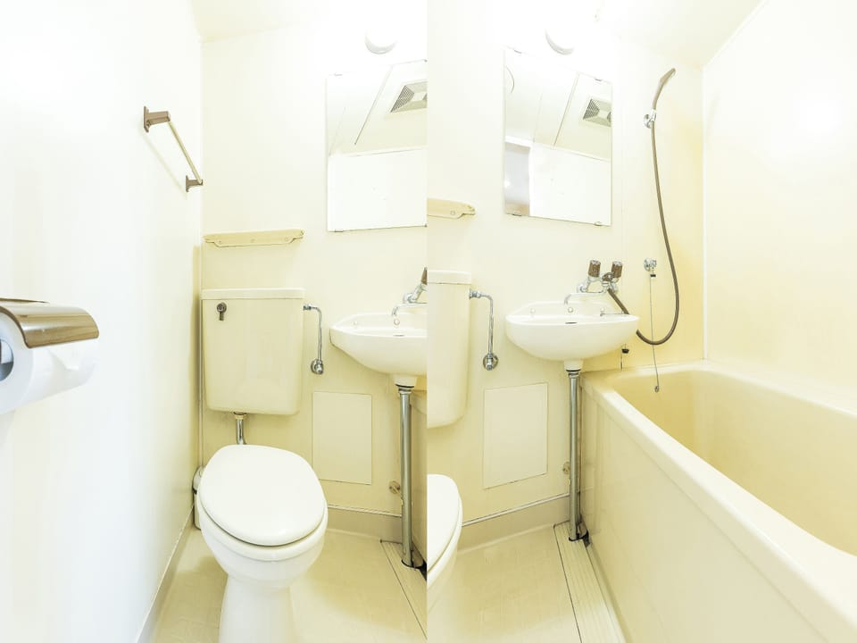 Twin Room, Non Smoking | Bathroom | Free toiletries, towels