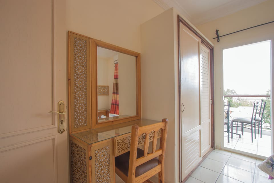 Standard Studio, 1 Bedroom, Balcony, Pool View | Free WiFi, bed sheets