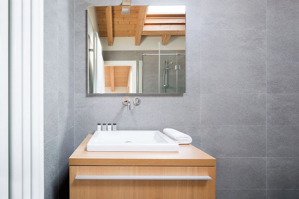 Romantic Apartment | Bathroom | Shower, free toiletries, hair dryer, slippers