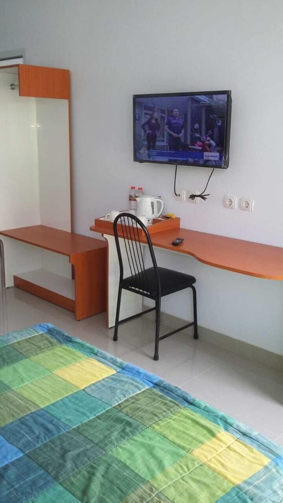 Desk, free WiFi