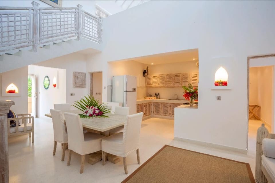 Duplex Suite | Living area | 40-inch flat-screen TV with satellite channels, TV, books