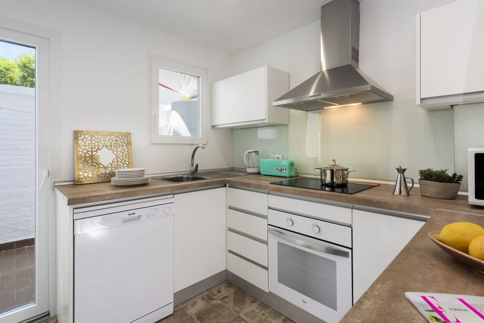 House (5 Bedrooms) | Private kitchen | Full-size fridge, microwave, oven, stovetop