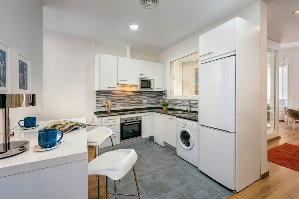 Apartment (2 Bedrooms) | Private kitchen | Full-size fridge, microwave, oven, stovetop