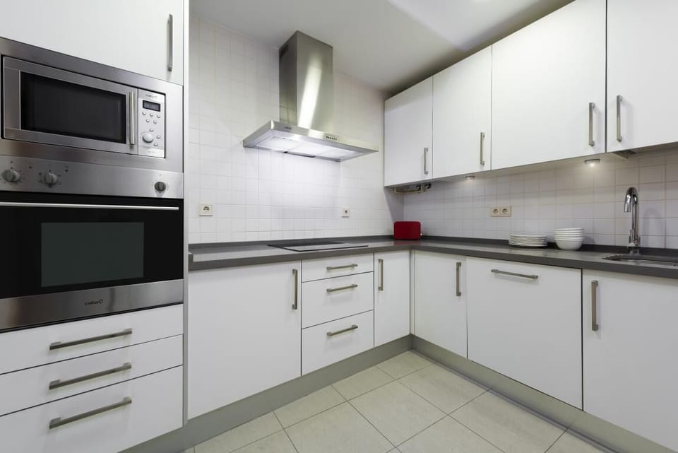 Apartment (2 Bedrooms) | Private kitchen | Full-size fridge, microwave, oven, stovetop