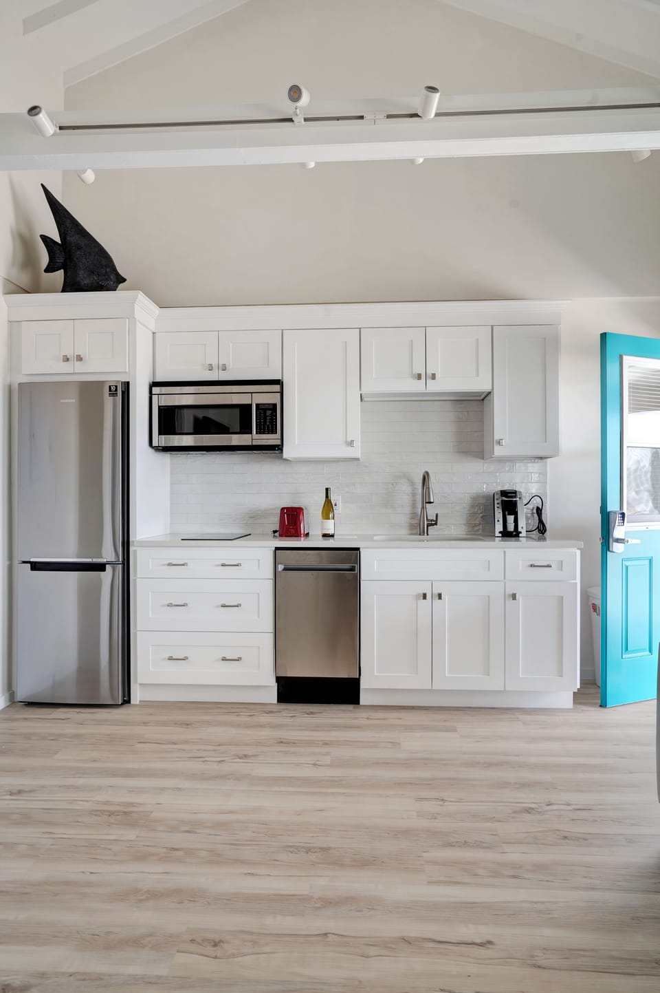 Apartment, 1 Bedroom | Private kitchen | Fridge, microwave, cookware/dishes/utensils