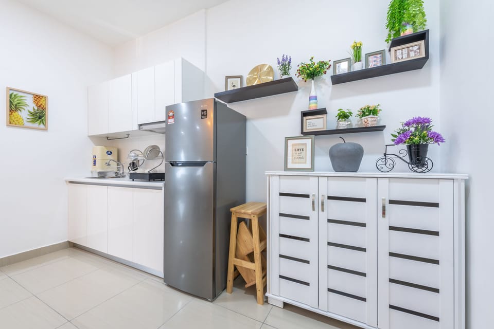 Comfort Condo, 3 Bedrooms | Private kitchenette | Fridge, stovetop, electric kettle, cookware/dishes/utensils