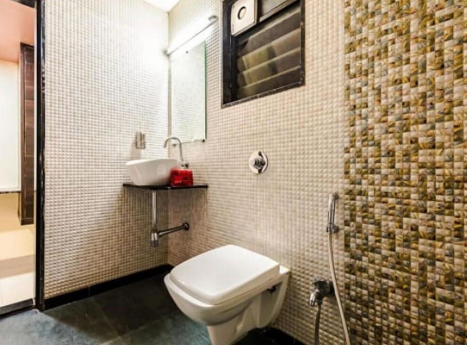 Shower, free toiletries, bathrobes, towels