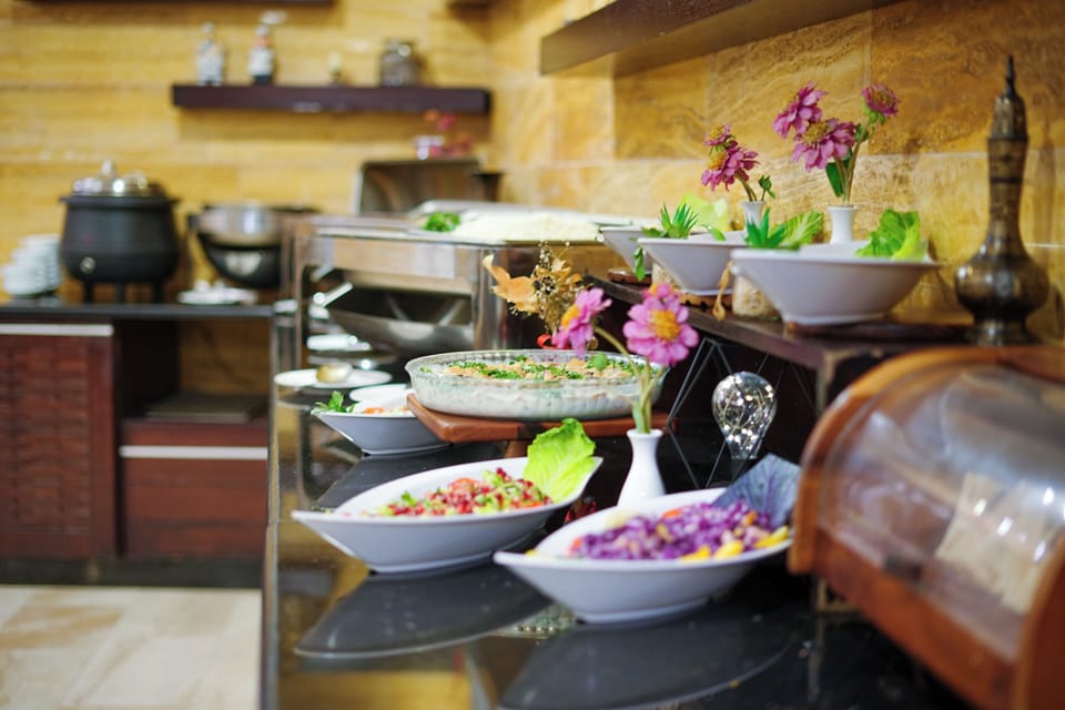 2 restaurants; breakfast, lunch, and dinner served