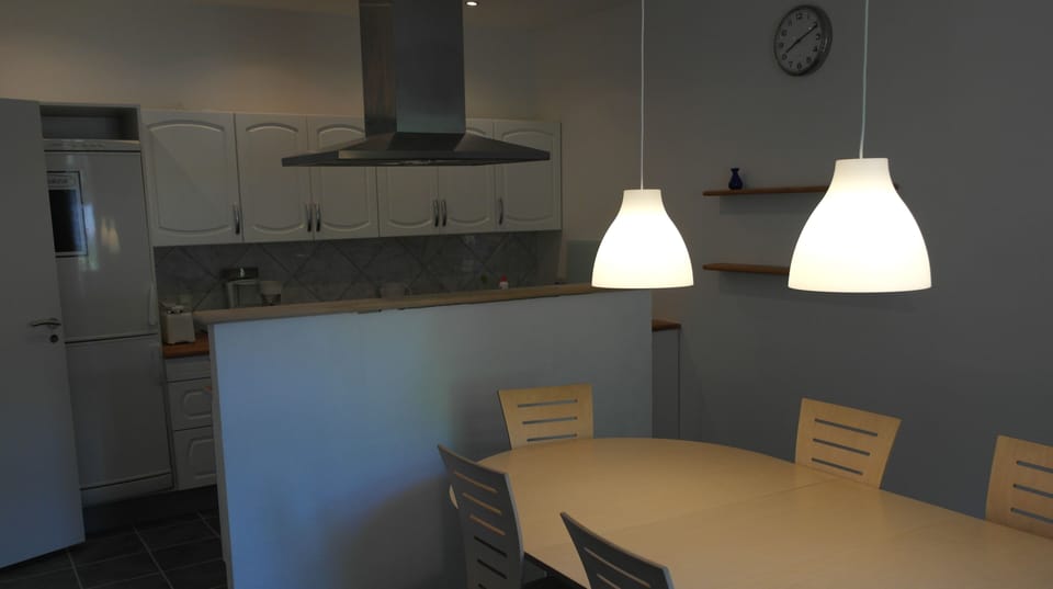 Family Apartment | Private kitchen | Shared fridge, microwave, cookware/dishes/utensils