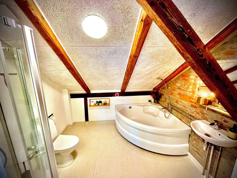 Family Room (Høstværelset) | Deep soaking bathtub