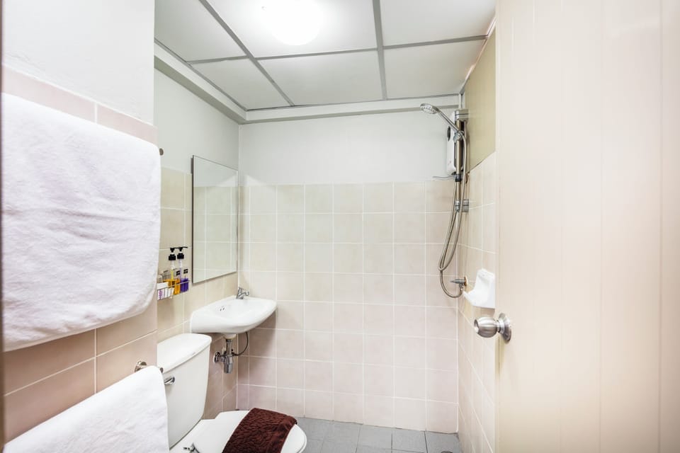 Shower, rainfall showerhead, free toiletries, hair dryer