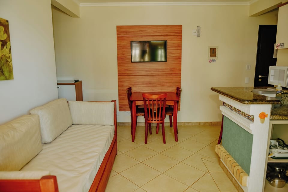 Standard Apartment (2 Quartos) | Living area | 32-inch flat-screen TV with cable channels, TV
