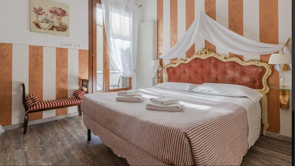 Double Room, Ensuite | Individually decorated, individually furnished, desk, soundproofing