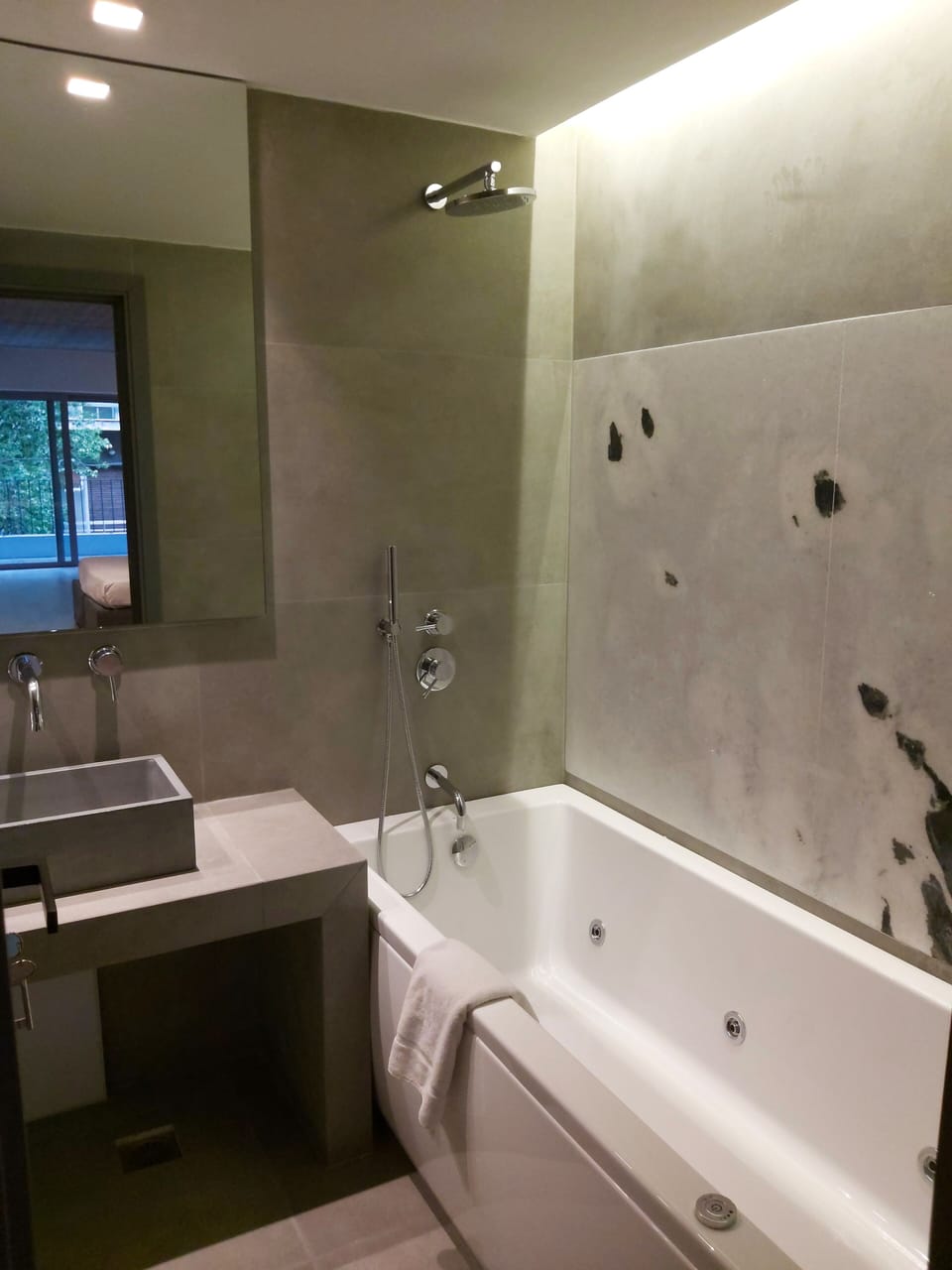 Bathtub, jetted tub, hair dryer, towels