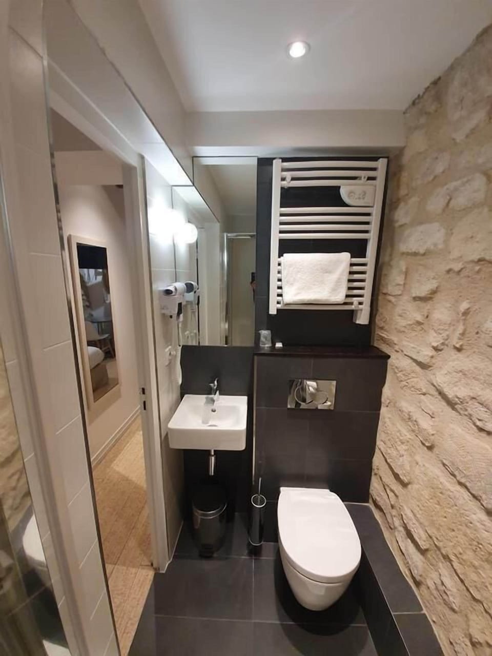 Superior Single Room | Bathroom | Free toiletries, hair dryer, towels