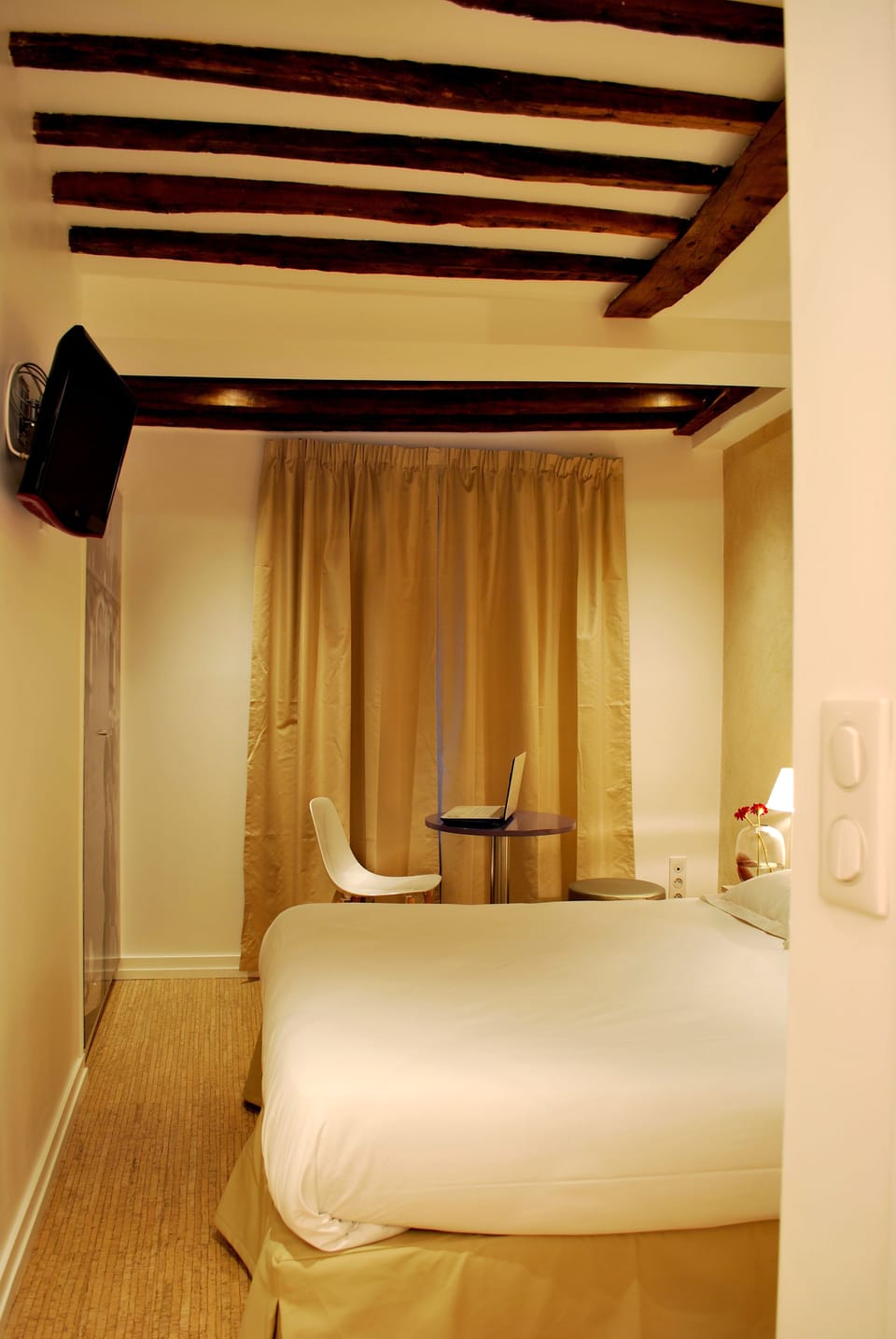 Superior Double Room, 1 Double Bed | Desk, soundproofing, WiFi (free), bed sheets