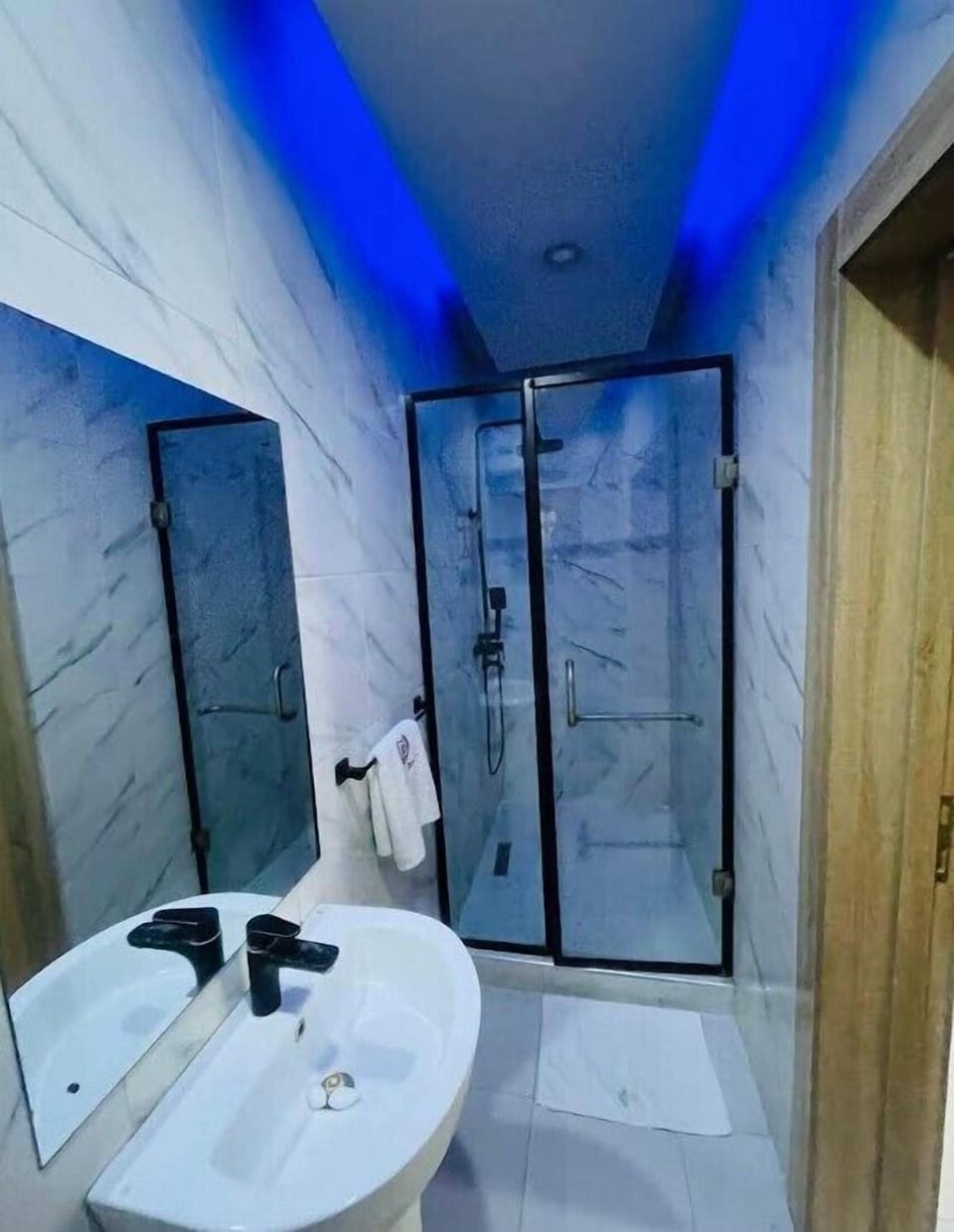 Standard Room (Cozy) | Bathroom | Free toiletries, slippers, towels, soap