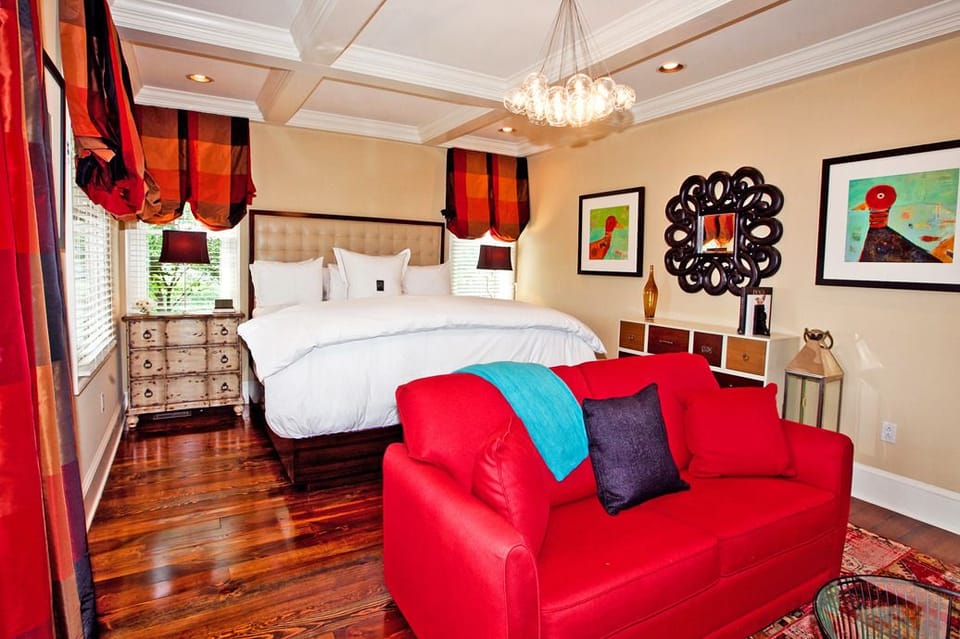 Room (Overlook Flat) | Premium bedding, down comforters, in-room safe, individually decorated