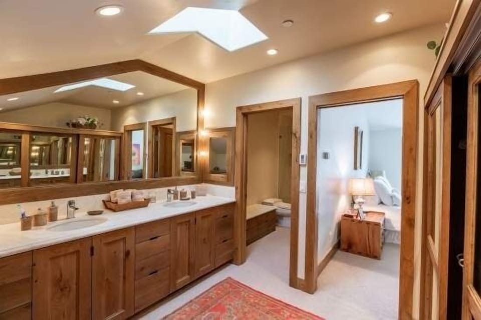 Apartment, 5 Bedrooms | Bathroom | Hair dryer, towels