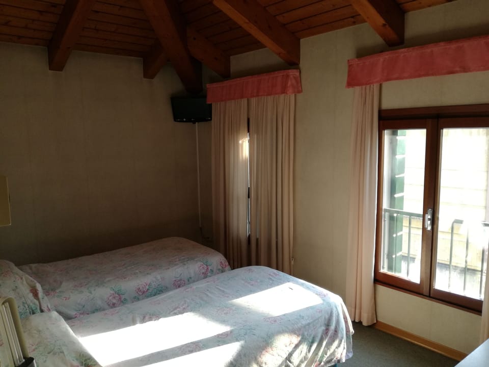 Basic Twin Room | Desk, bed sheets