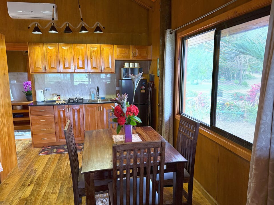 Luxury Studio Suite, 1 King Bed, Kitchen, Beachfront | Dining room