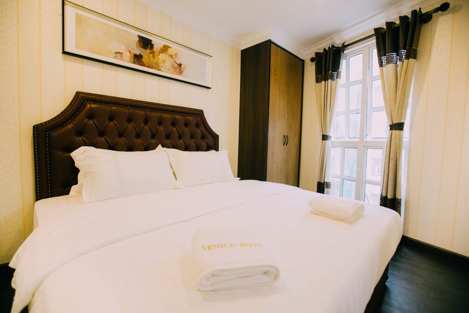 Executive Suite | In-room safe, laptop workspace, blackout drapes, iron/ironing board