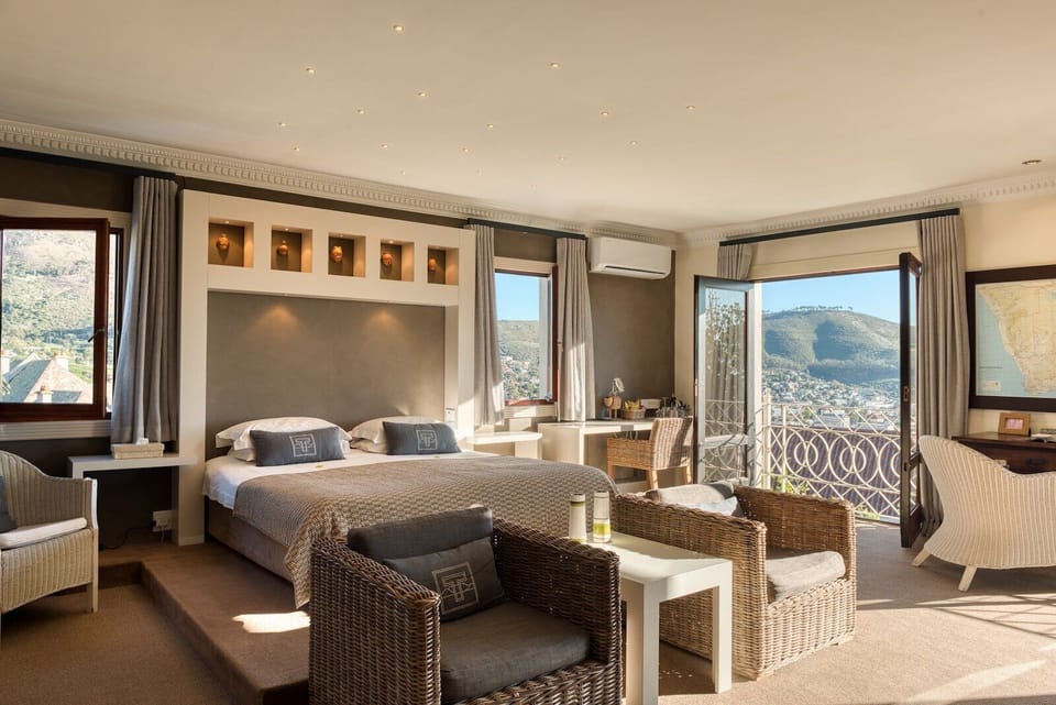 Luxury Room, 1 King Bed | Premium bedding, minibar, individually decorated, individually furnished