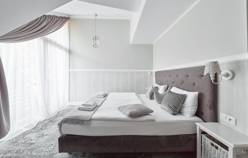 Deluxe Apartment, Mountain View | Soundproofing, iron/ironing board, cribs/infant beds, free WiFi