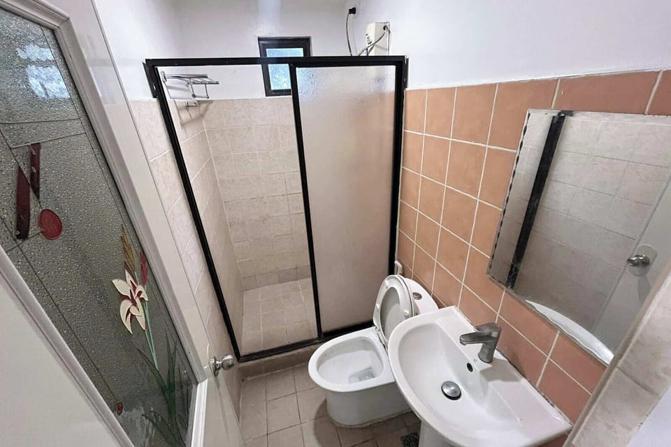 Superior Family Room | Bathroom | Shower, rainfall showerhead, bidet, towels