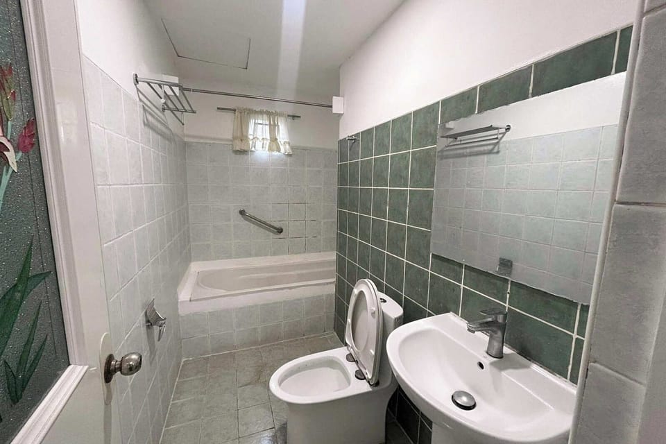 Superior Quadruple Room | Bathroom | Shower, rainfall showerhead, bidet, towels