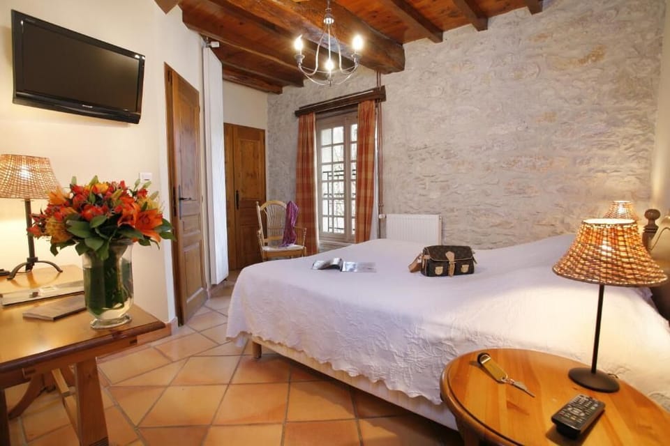 Double Room | Minibar, in-room safe, individually decorated, individually furnished
