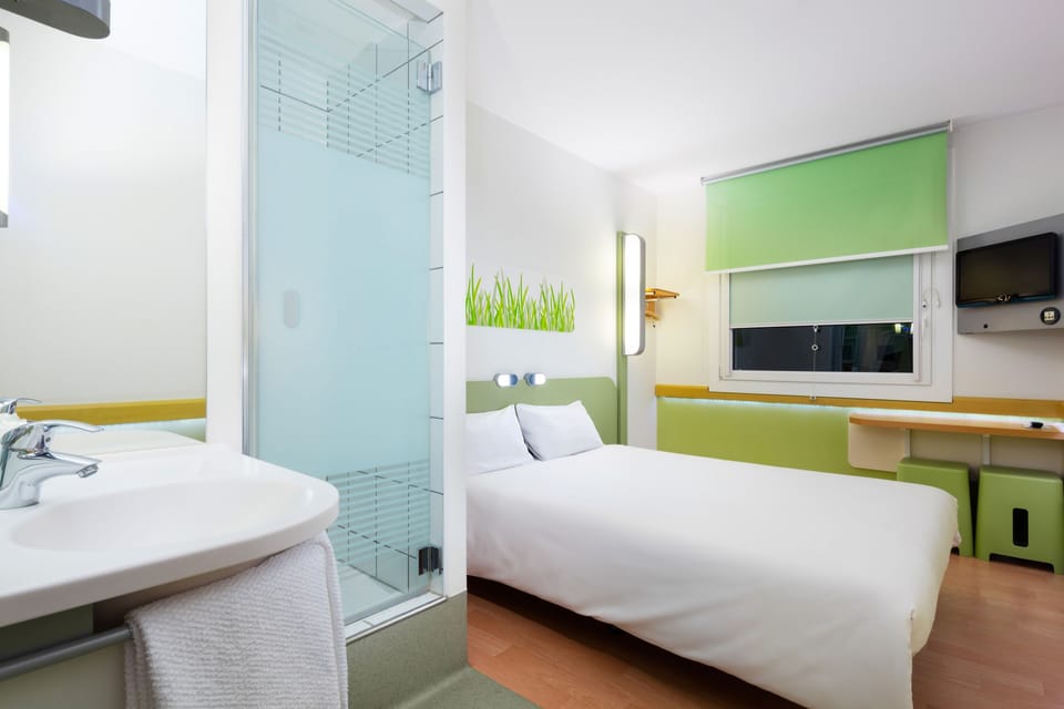 Standard Room, 1 Double Bed | Desk, blackout drapes, free WiFi, bed sheets