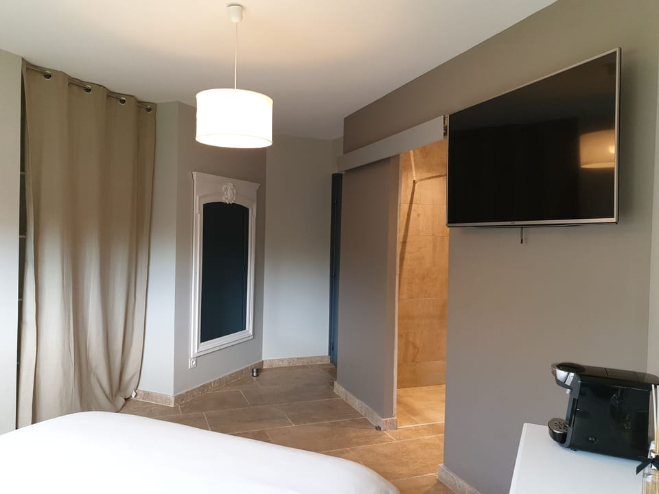 Double Room, 1 Queen Bed | Room amenity