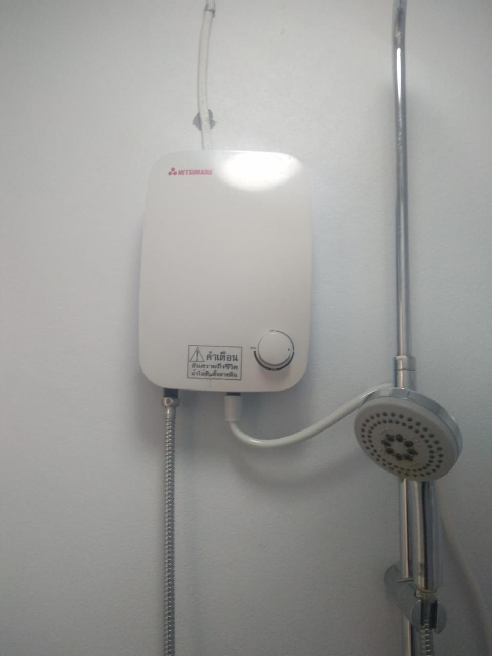 Shower, rainfall showerhead, free toiletries, slippers