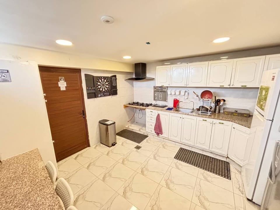Full-size fridge, microwave, oven, dishwasher