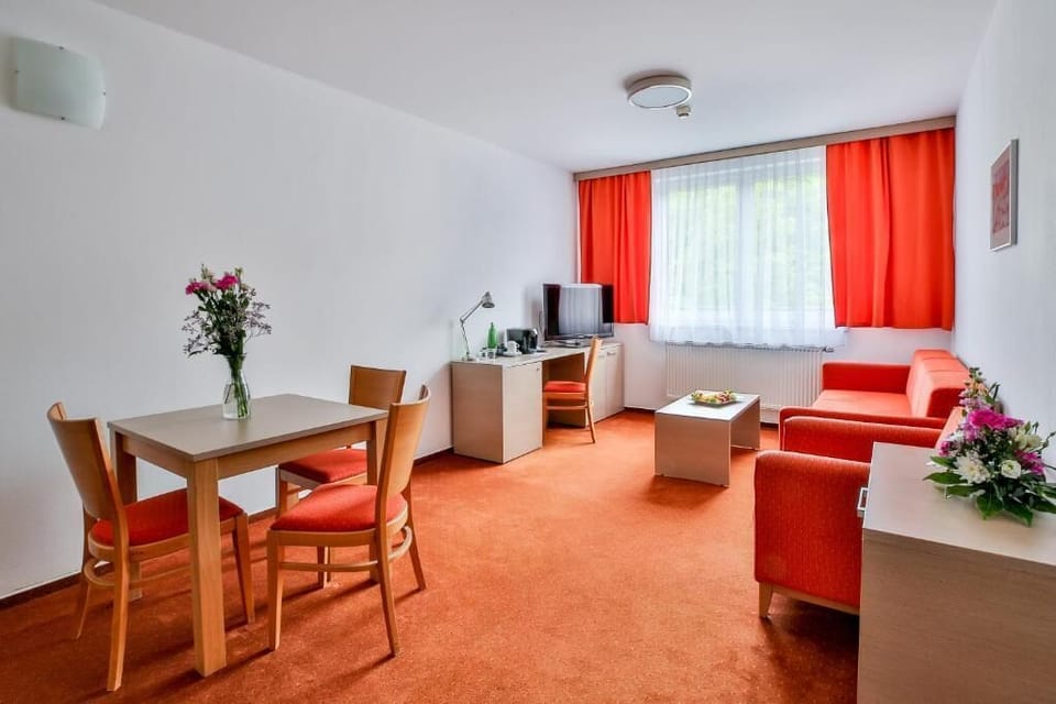 Standard Apartment | Hypo-allergenic bedding, minibar, in-room safe, desk