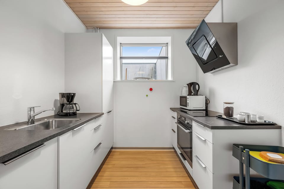 Basic Studio, 1 King Bed, Non Smoking | Private kitchen | Shared fridge, microwave