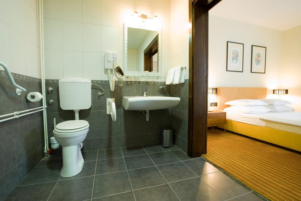 Combined shower/tub, hair dryer, towels