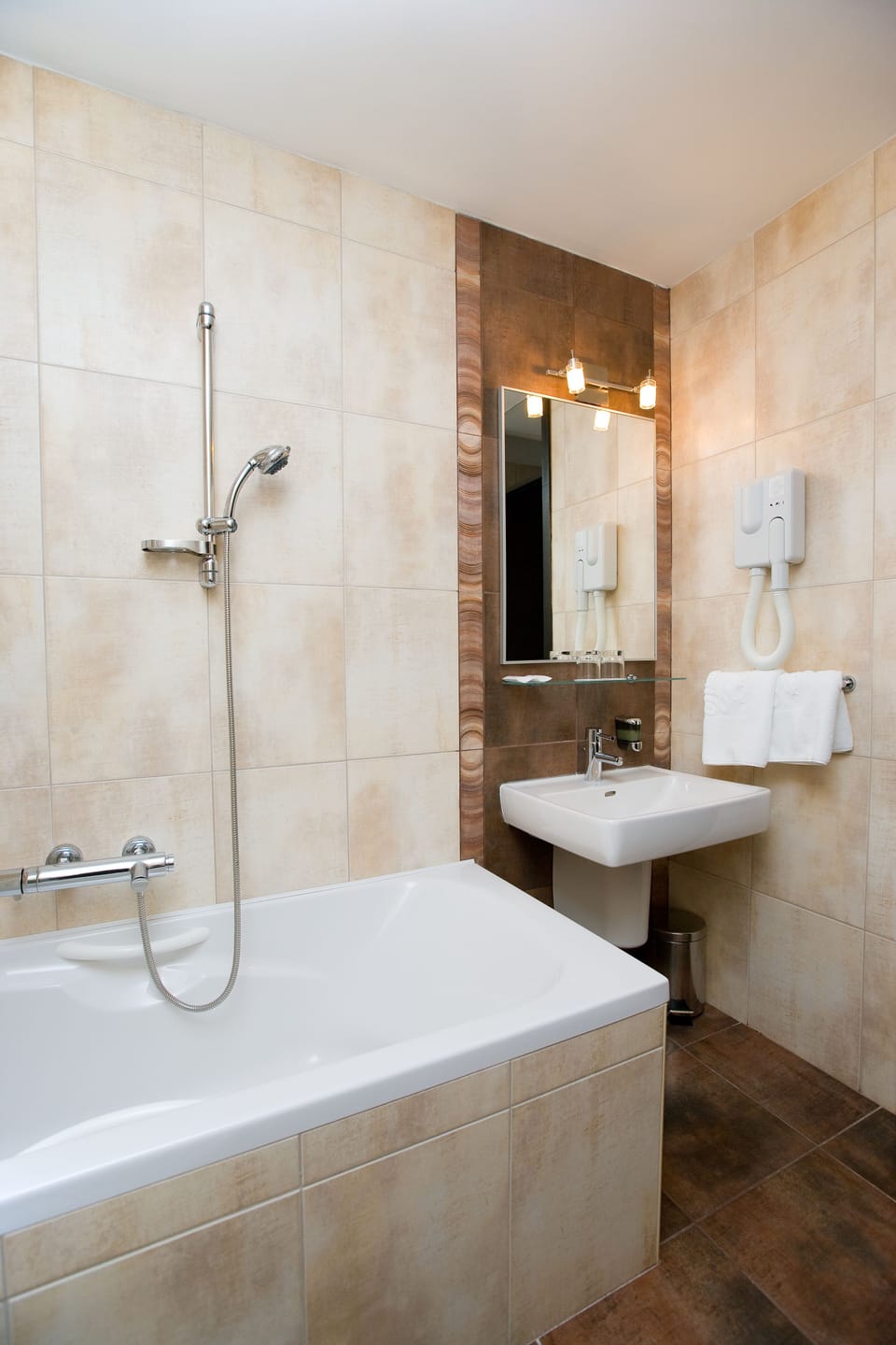 Family Room | Bathroom | Combined shower/tub, hair dryer, towels