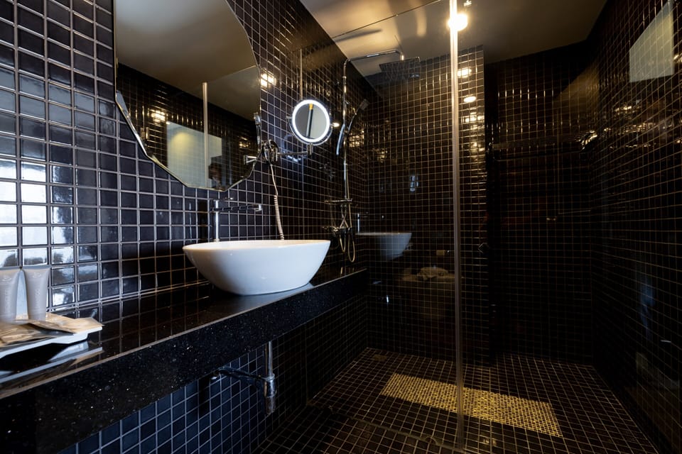 Premium Suite | Bathroom | Shower, rainfall showerhead, designer toiletries, hair dryer