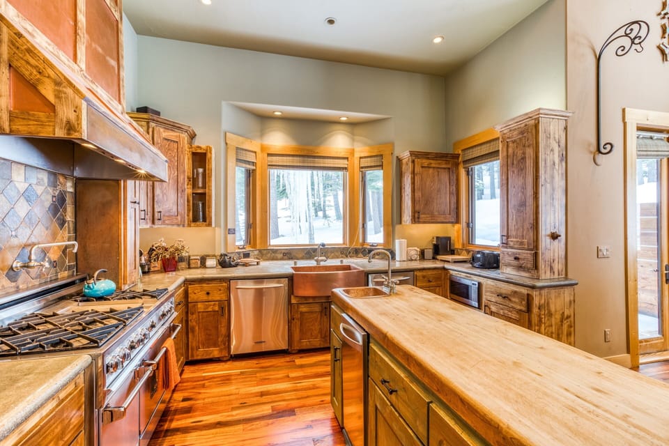 House, 6 Bedrooms | Private kitchen | Fridge, microwave, oven, dishwasher