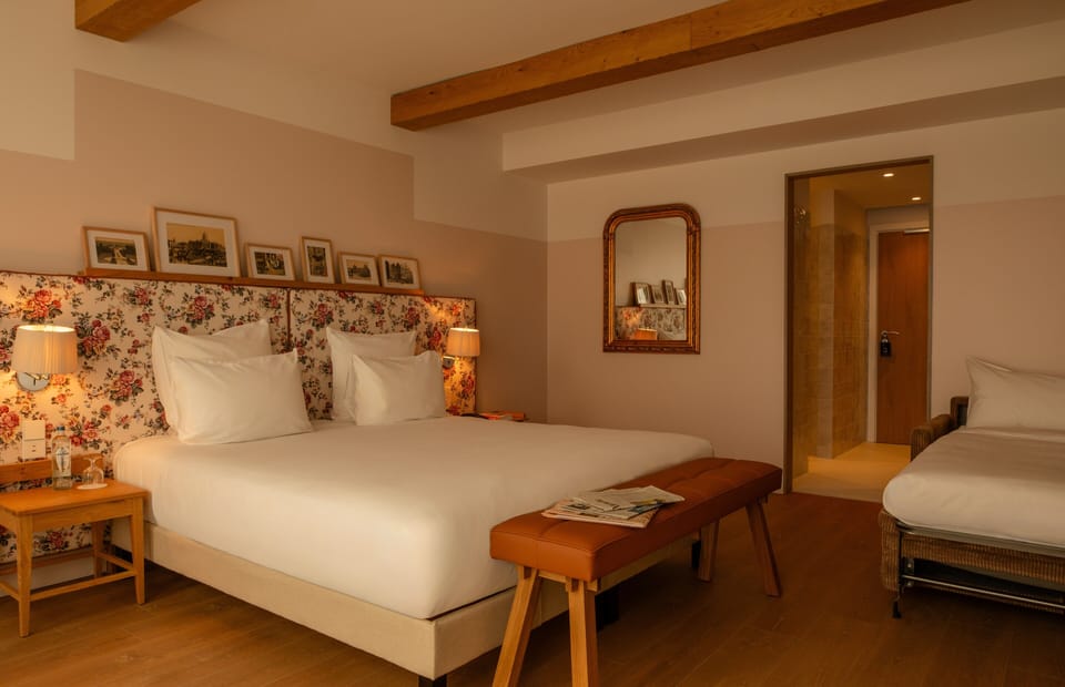 Club Room | Minibar, in-room safe, desk, soundproofing