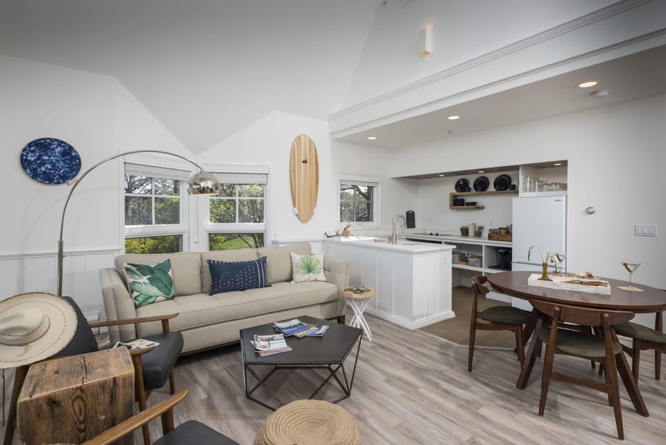 2 Bedroom Townhouse | Living area | 44-inch flat-screen TV with cable channels, TV, fireplace