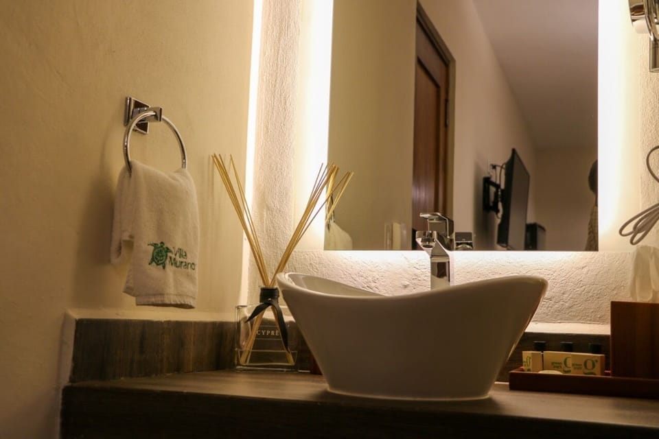 Superior Quadruple Room | Bathroom | Shower, free toiletries, hair dryer, bathrobes